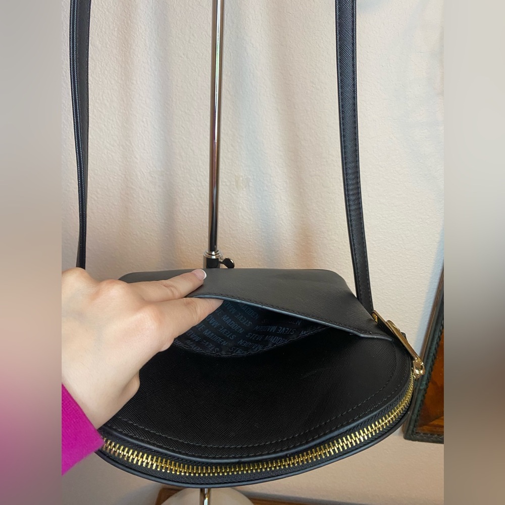 Black Steve Madden crossbody purse and wallet set - Picture 8 of 11